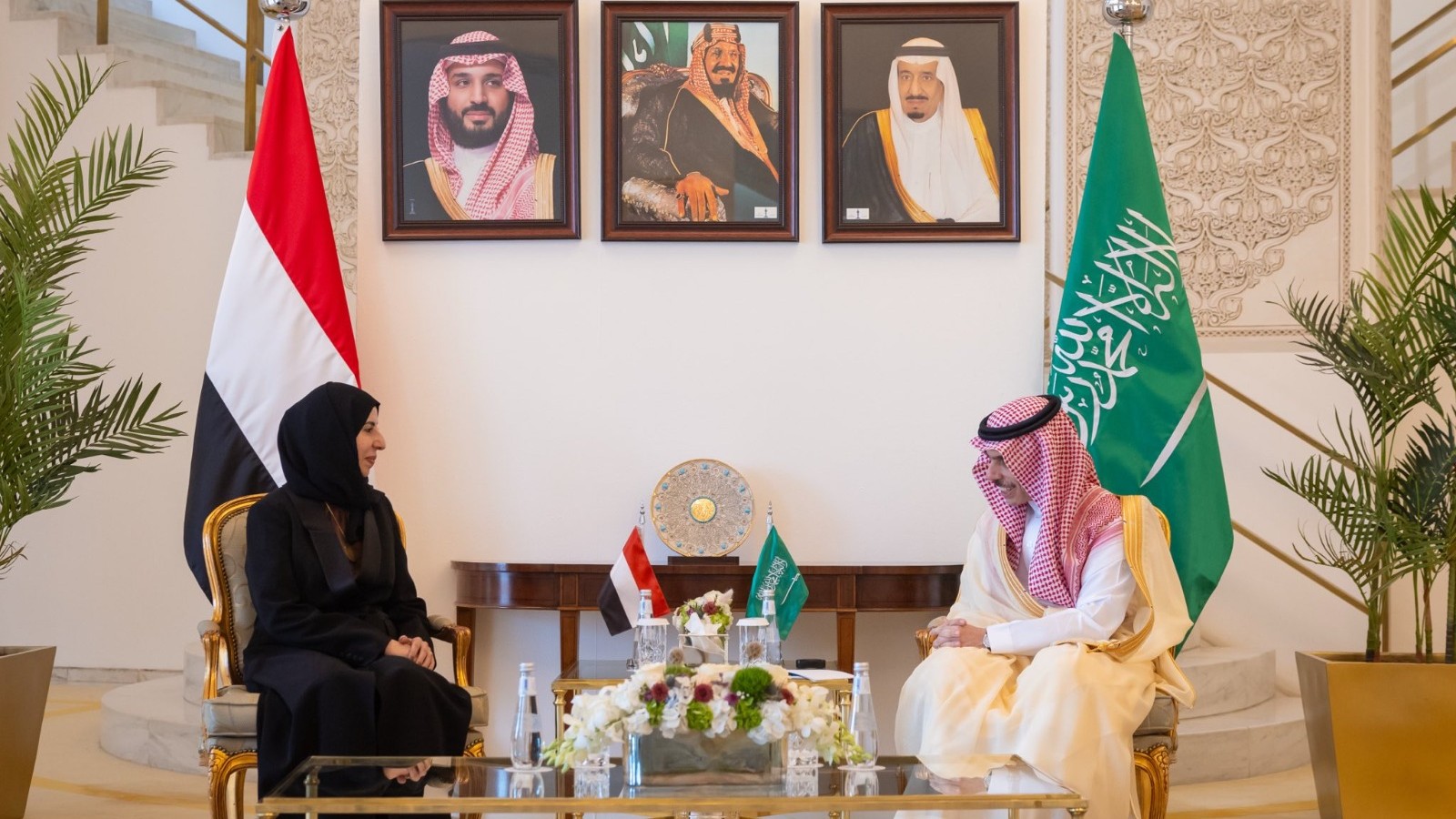 وزيرا خارجية السعودية واليمن يبحثان مستجدات الأوضاع و"اعتداءات الحوثيين"