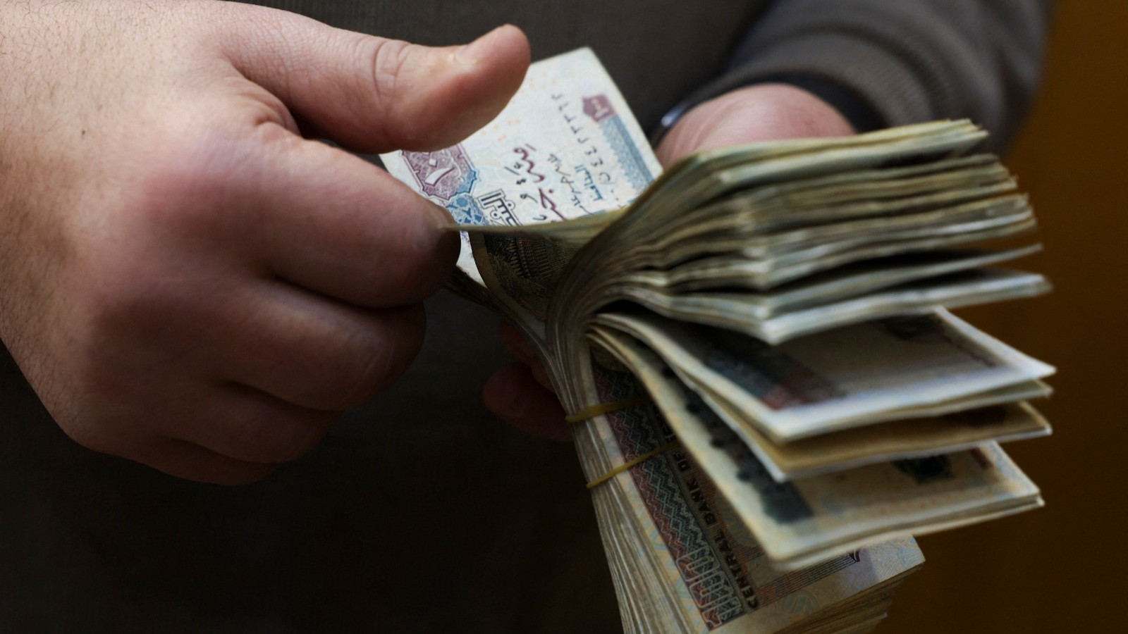 الجنيه المصري يتراجع إلى أدنى مستوى على الإطلاق وسط اضطرابات الشرق الأوسط