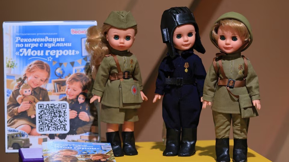 روسيا.. دمى عسكرية وشخصيات شعبية في مسابقة لتعليم الأطفال الوطنية