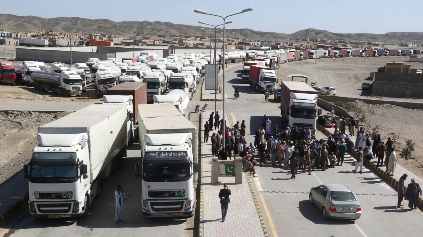 من البحر والجو إلى البر.. إيران تصطدم بإغلاق معابر مع العراق وباكستان