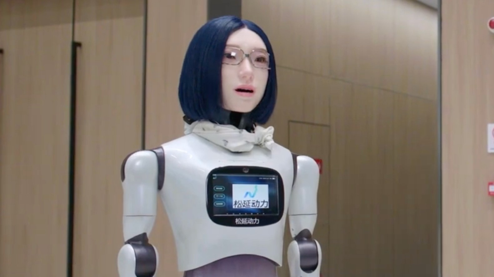 شركة صينية تكشف عن روبوت خدمي يشبه البشر ويجيد المحادثة 