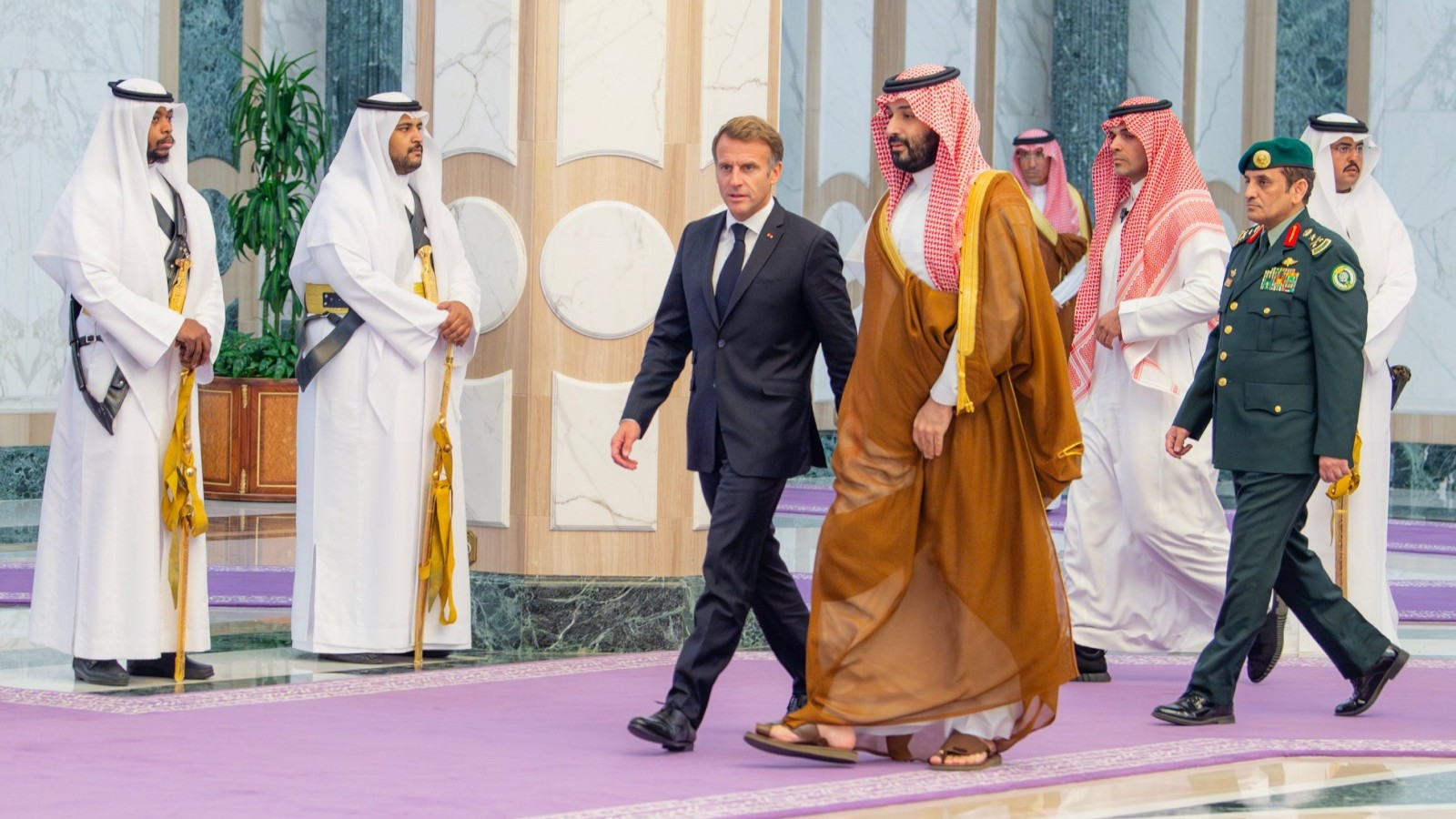 من السياسة إلى الطاقة.. ما رسائل زيارة ماكرون إلى السعودية؟