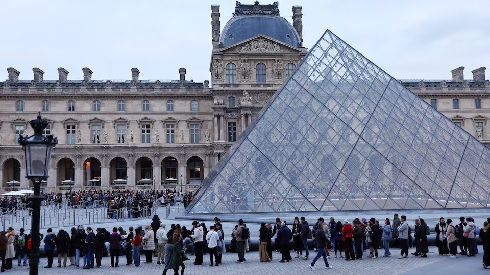 فرنسا.. فتح أبواب متحف اللوفر "جزئياً" رغم استمرار إضراب الموظفين 