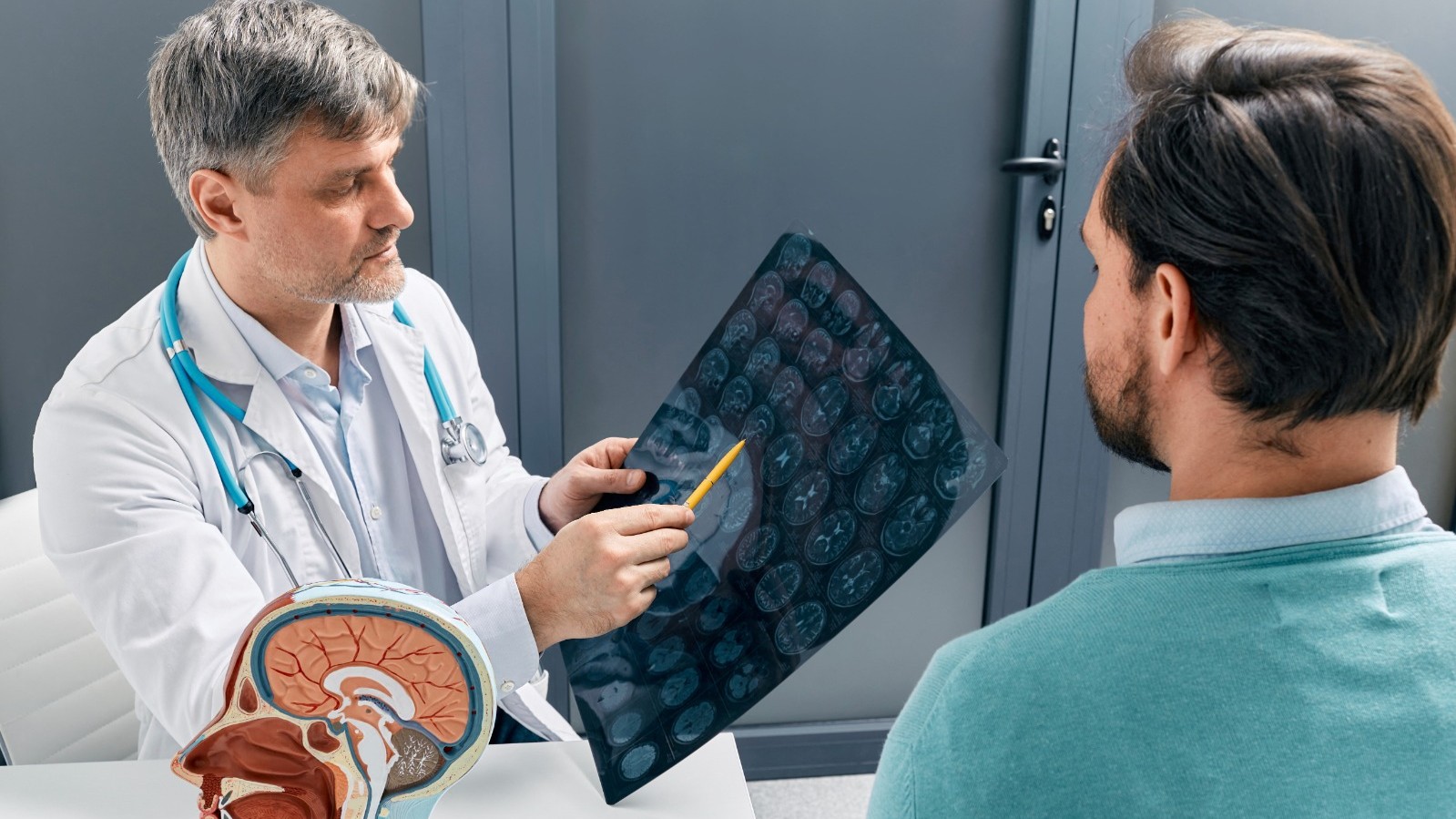 تعفن الدماغ الرقمي. . مرض أم خلل وظيفي يسببه الهاتف؟