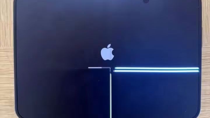 أبل تعترف بمشكلة في شاشة هواتف iPhone Duo وتتعهد بتسليم أجهزة بديلة