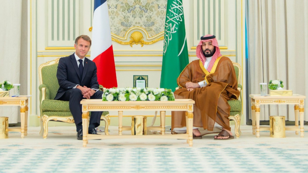 ولي العهد السعودي يستقبل الرئيس الفرنسي في الرياض