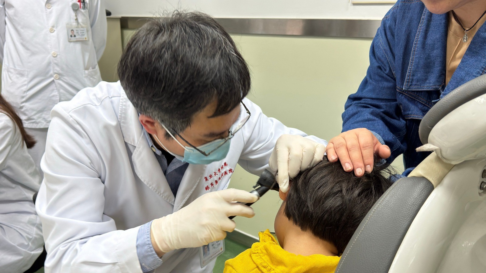 الصين.. علاج جيني جديد يعيد السمع للأطفال المصابين بالصمم
