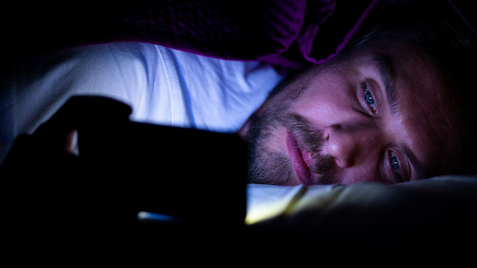 توقيت النوم.. كيف يهدد السهر المزمن صحة الدماغ؟ 