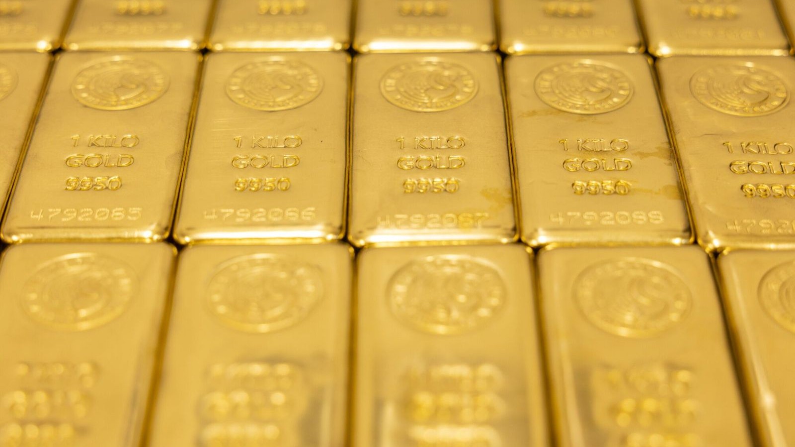 التوتر السياسي يدفع سعر الذهب إلى أكثر من 4400 دولار للأوقية 