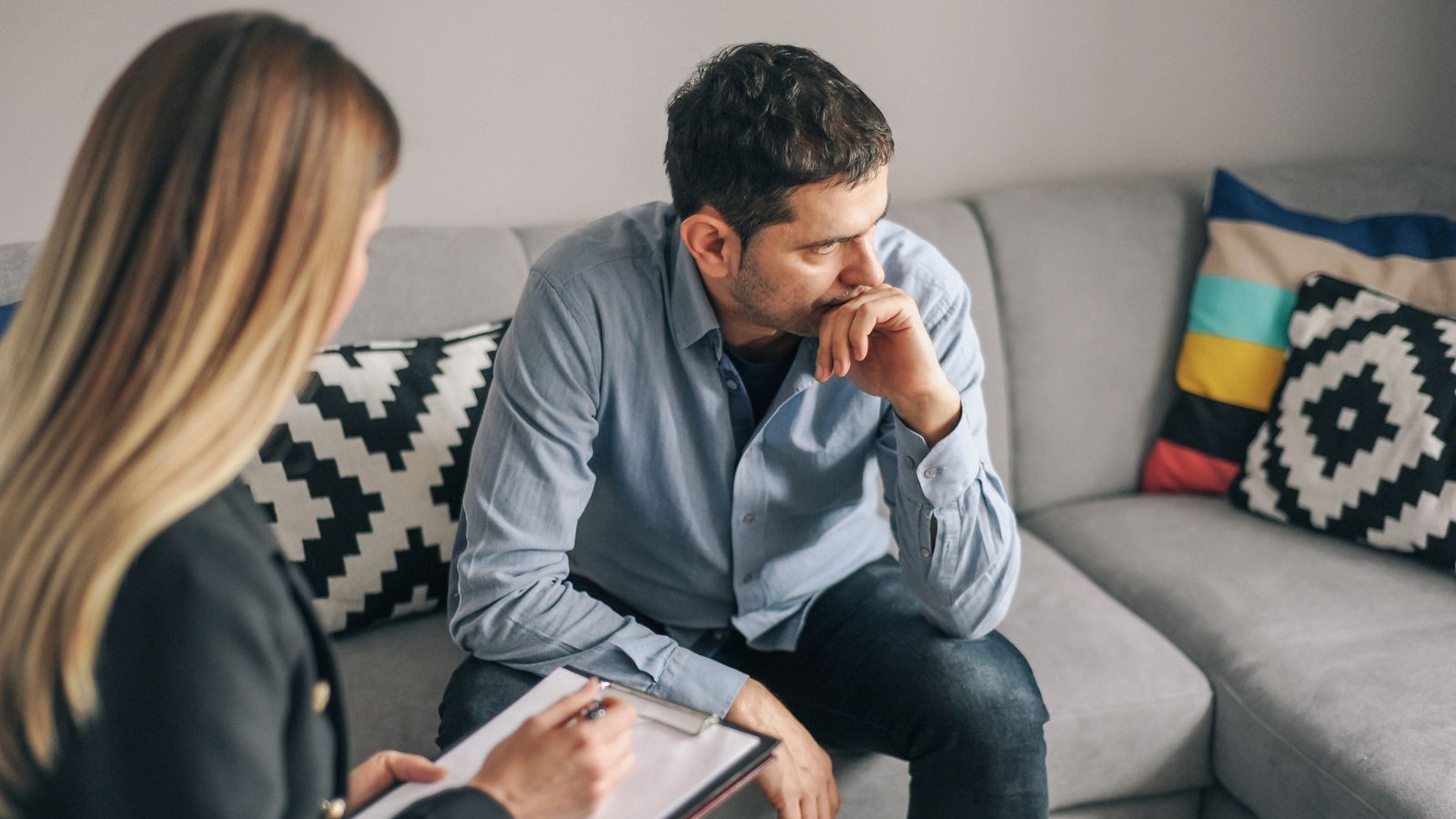 دراسة تحذر من علاقة الذكاء الاصطناعي بالاكتئاب