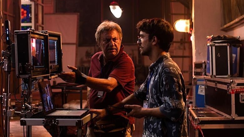 Black Rabbit, White Rabbit.. مرحباً في بلاد العجائب 