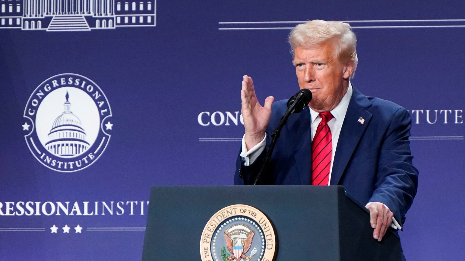 من التفاوض إلى التهديد.. ماذا يريد ترمب من فنزويلا؟ 