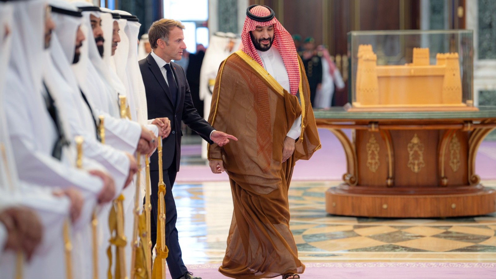 ماكرون يختتم جولته الخليجية في السعودية.. الطاقة والدفاع في الصدارة