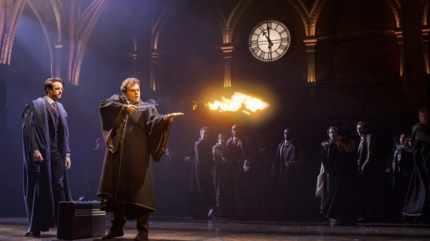 Harry Potter and the Cursed Child.. سحر برودواي وعبء النجاة من الماضي