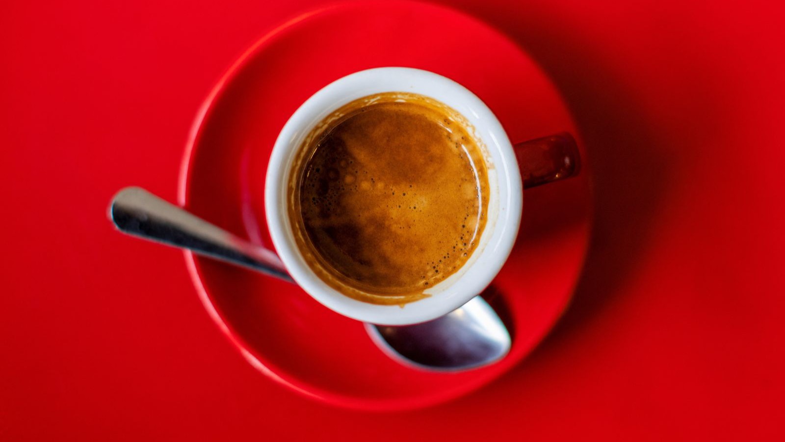 عكس النصائح الشائعة.. تناول القهوة قد يقي من اضطرابات القلب