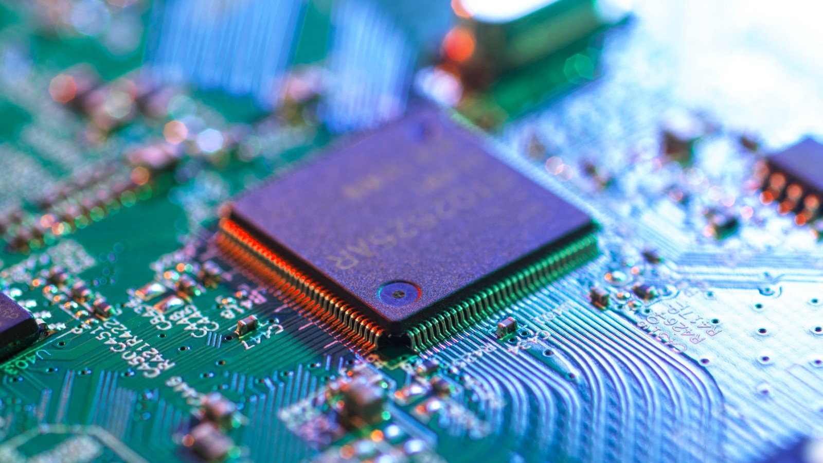 من يتصدر صناعة الرقائق الإلكترونية عالمياً؟.. إليك التفاصيل 
