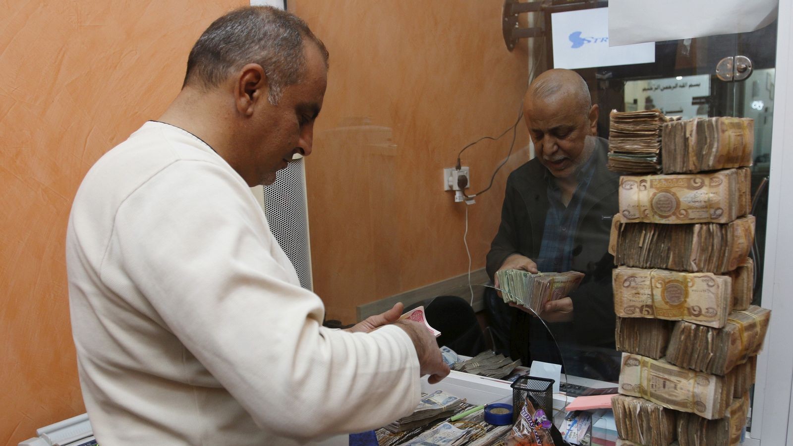 العراق.. سعر صرف الدولار يواصل الارتفاع في السوق الموازية