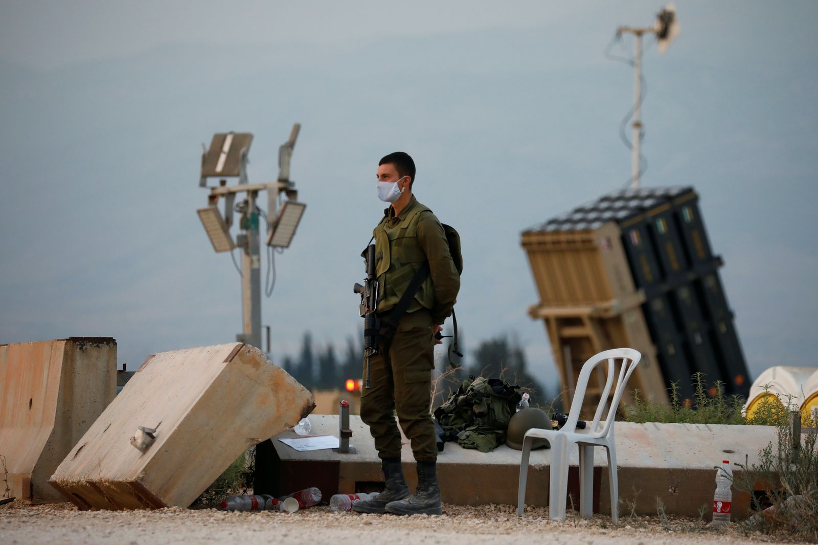جندي إسرائيلي يقف بالقرب من إحدى بطاريات نظام القبة الحديدية لاعتراض الصواريخ بالقرب من الحدود اللبنانية 27 يوليو 2020 - REUTERS