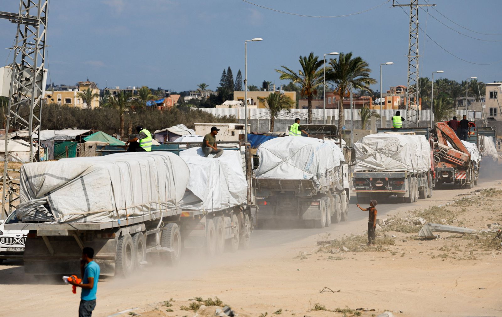 Trucks carry aid for Palestinians, amid a ceasefire between Israel and Hamas in Gaza, in Khan Younis, in the southern Gaza Strip, October 17, 2025. REUTERS/Mahmoud Issa