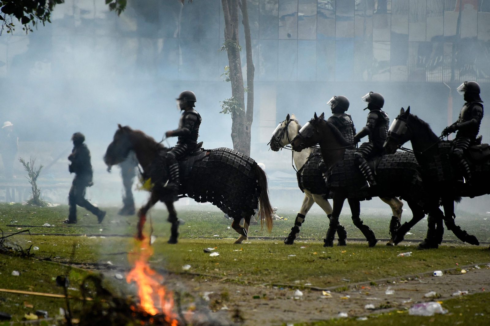 Riot police disperse demonstrators following Ecuadorean President Guillermo Lasso's national broadcast, at El Ejido park, in Quito, on June 24, 2022, in the framework of indigenous-led protests against the government. - Ecuador's government and Indigenous protesters accused each other of intransigence as thousands gathered for a 12th day of a fuel price revolt that has claimed six lives and injured dozens. After the most violent day of the campaign so far -- with police firing tear gas to disperse thousands storming Congress -- the government accused protesters of shunning a peaceful outcome. (Photo by Rodrigo BUENDIA / AFP) - AFP