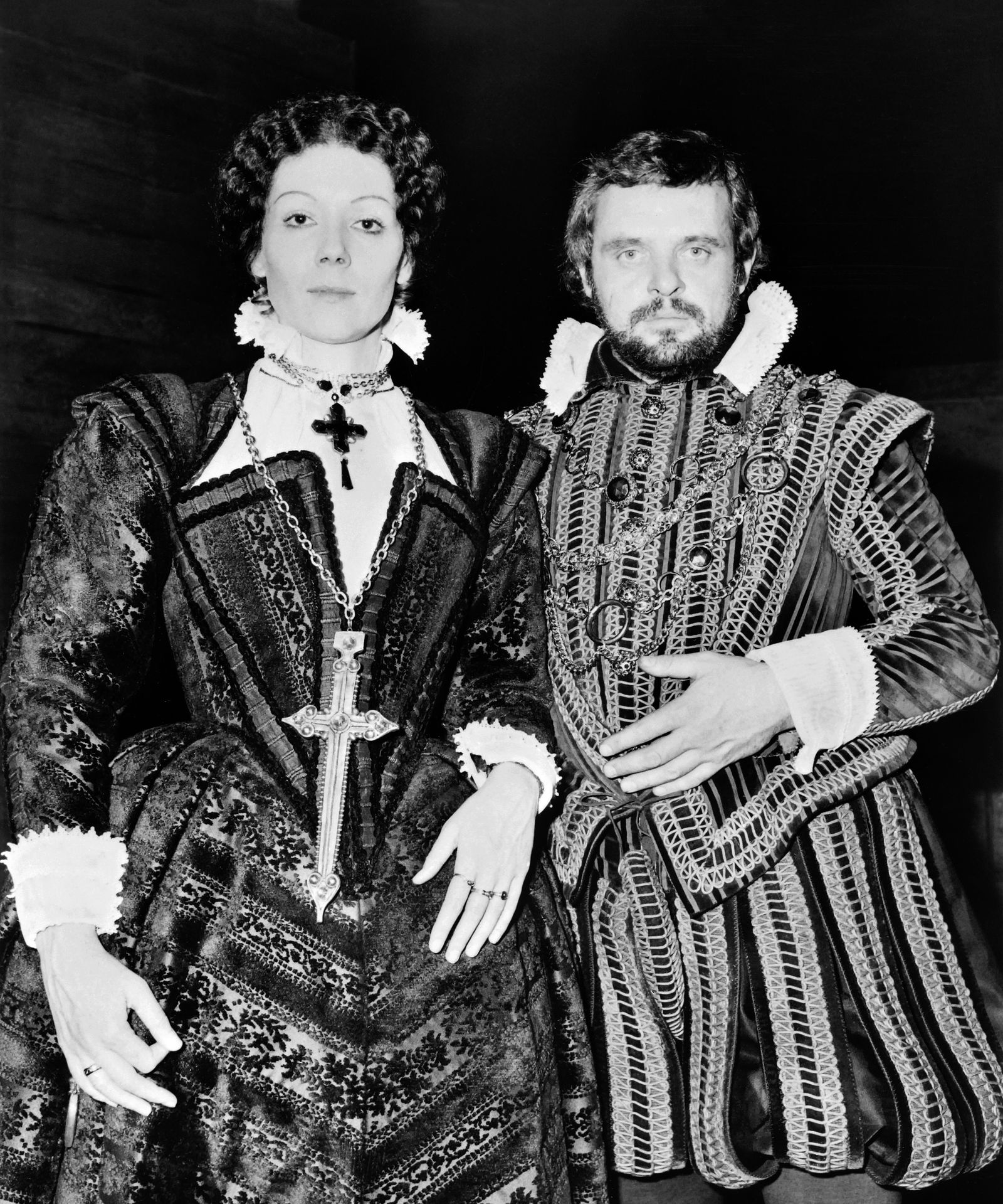 ديانا ريج وهوبكنز في مسرحية 