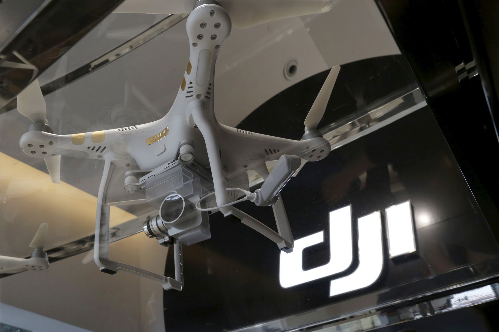 طائرة مسيرة احترافية من DJI داخل أول متجر رئيسي لشركة DJI في الصين- 20 ديسمبر 2015 - REUTERS