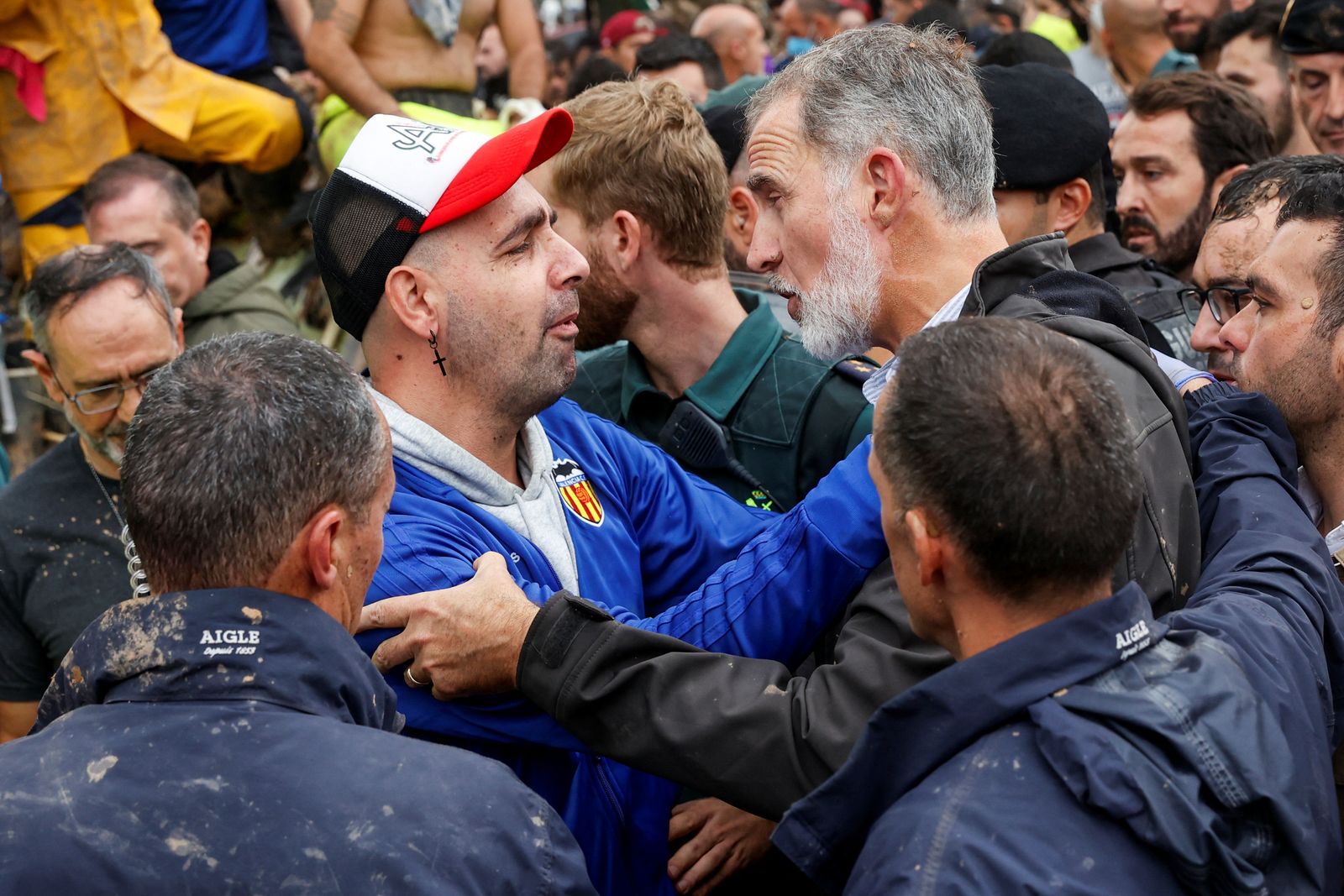 Spain's King Felipe greets a man as he visits Paiporta, following heavy rains that caused floods, in Paiporta, near Valencia, Spain, November 3, 2024. REUTERS/Eva Manez