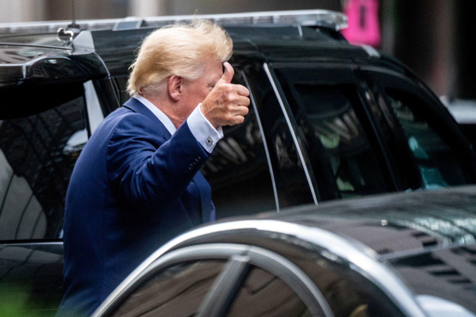 الرئيس الأميركي السابق دونالد ترمب أثناء مغادرة برجه في مدينة نيويورك- 10 أغسطس 2022 - REUTERS