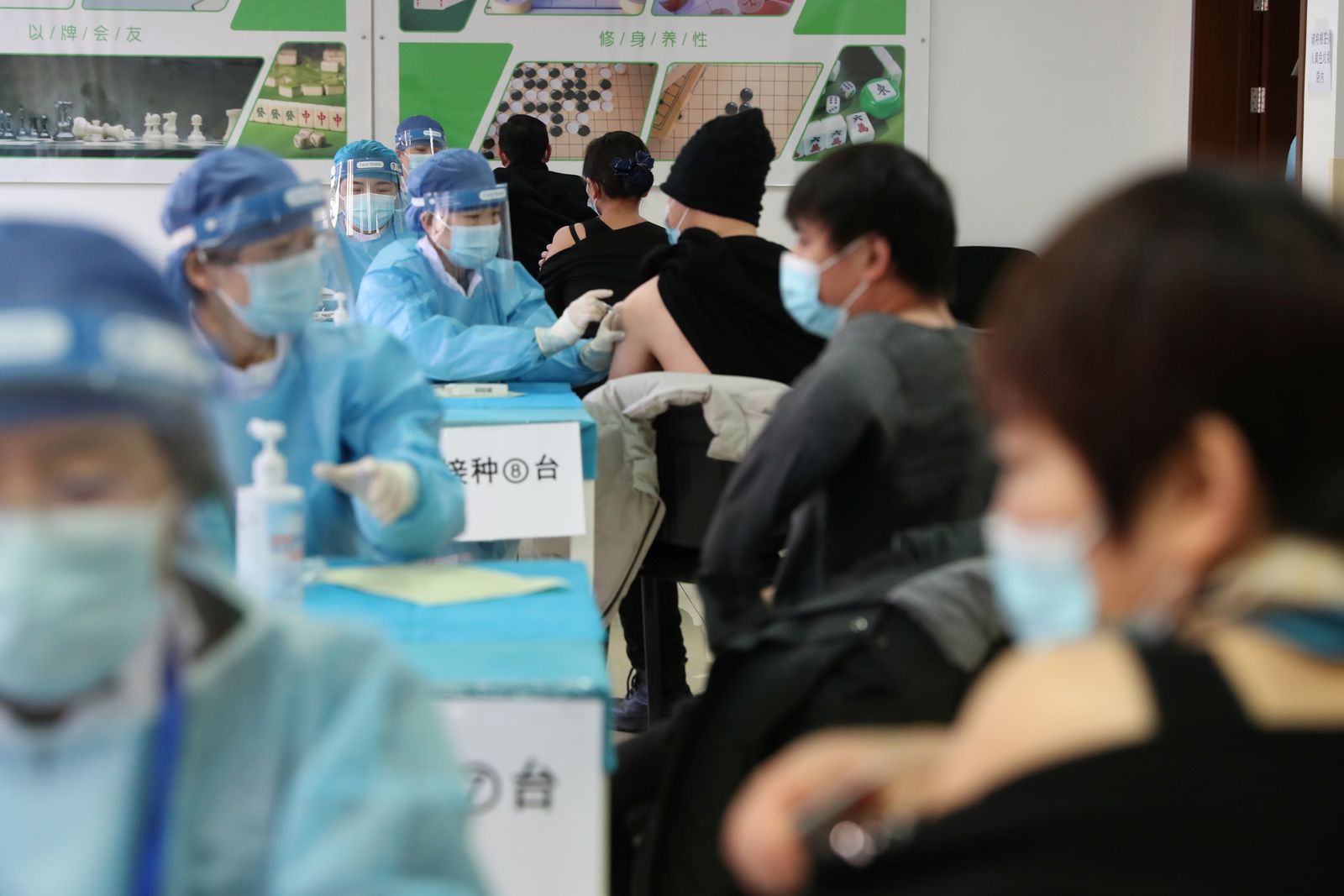 عاملون طبيون يرتدون بدلات واقية يديرون لقاح ضد مرض فيروس كورونا، في موقع تطعيم مؤقت في منطقة هايديان في بكين، الصين. 8 يناير 2021 - via REUTERS