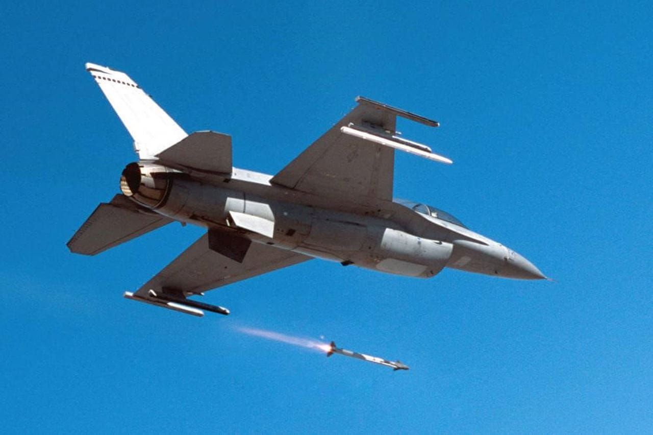 مقاتلة أميركية من طراز F-16 تجري تجربة إطلاق ناجحة لصاروخ AIM-9X SIDEWINDER - raytheonmissilesanddefense.com/