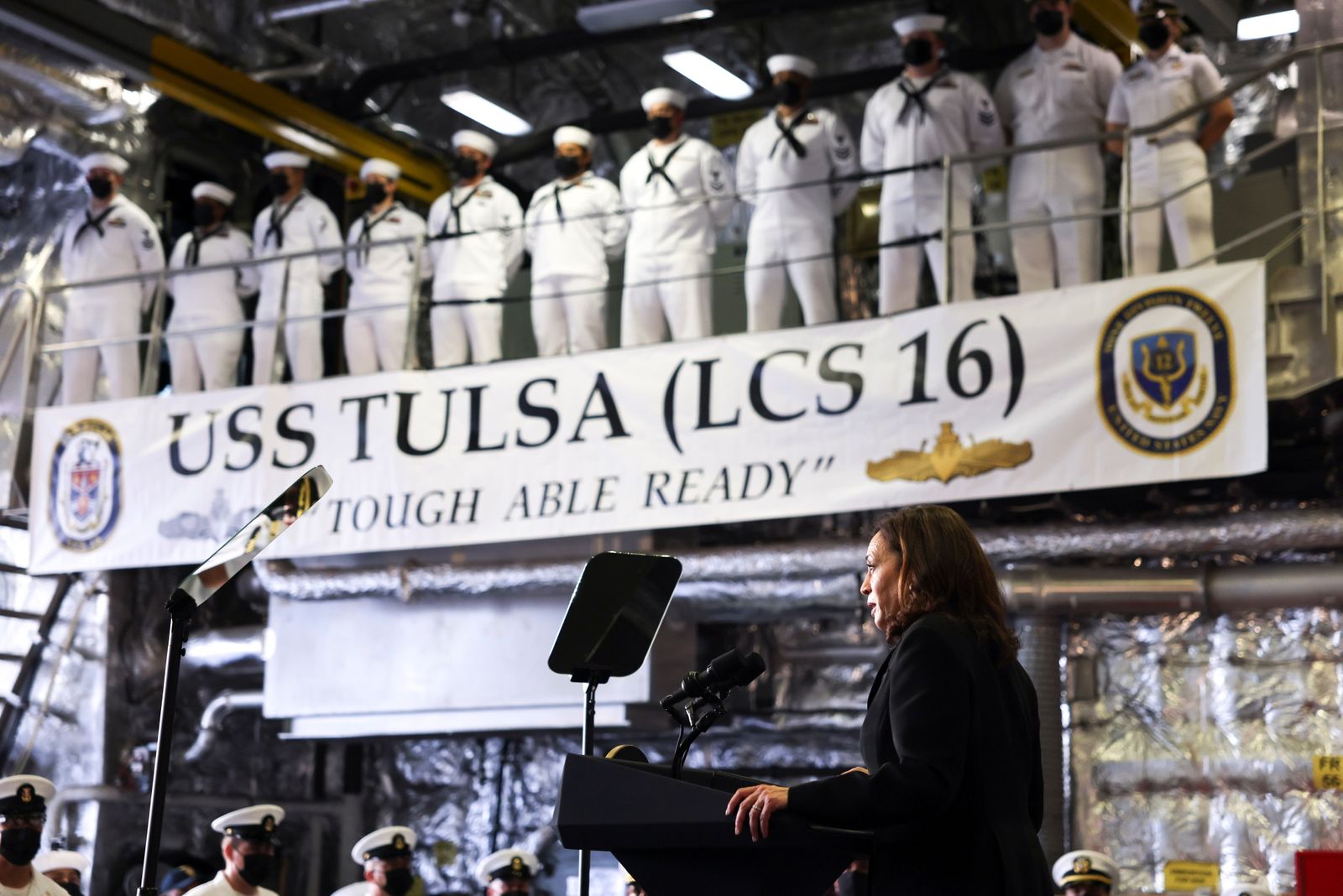 نائبة الرئيس الأميركي كامالا هاريس خلال زيارتها السفينة الحربية 