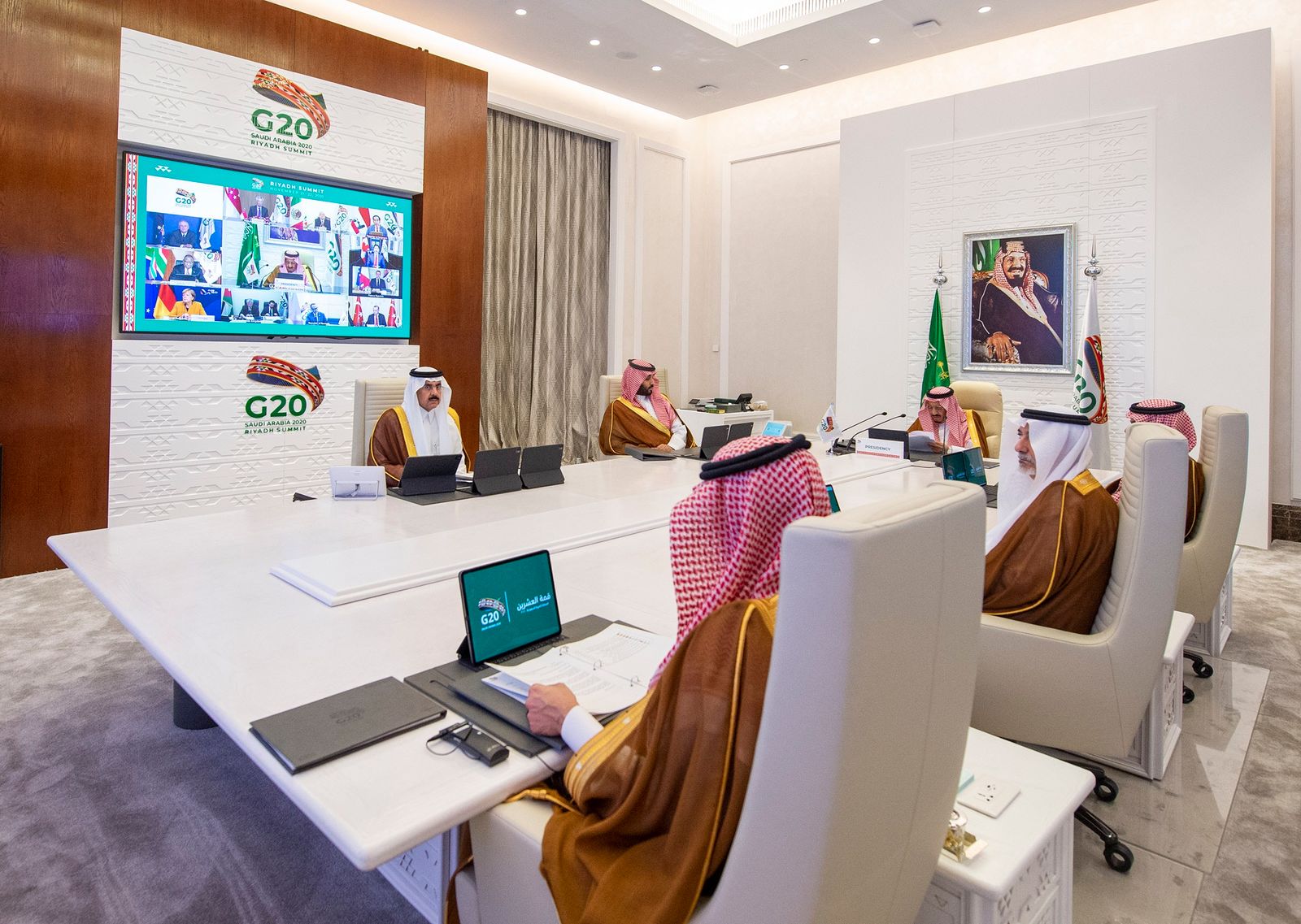 الملك سلمان بن عبد العزيز آل سعود يلقي كلمة افتتاحية في قمة الرياض لقادة مجموعة العشرين، 21 نوفمبر 2020 - مجموعة العشرين في السعودية
