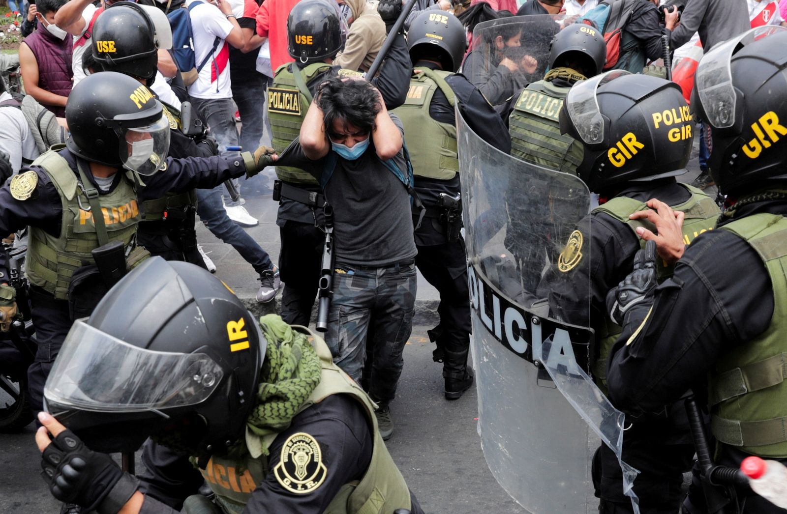 تحاول الشرطة اعتقال رجل خلال الاحتجاجات بعد أن أدى الرئيس البيروفي المؤقت مانويل ميرينو اليمين الدستورية بعد عزل الرئيس مارتن فيزكارا ، في ليما. - REUTERS