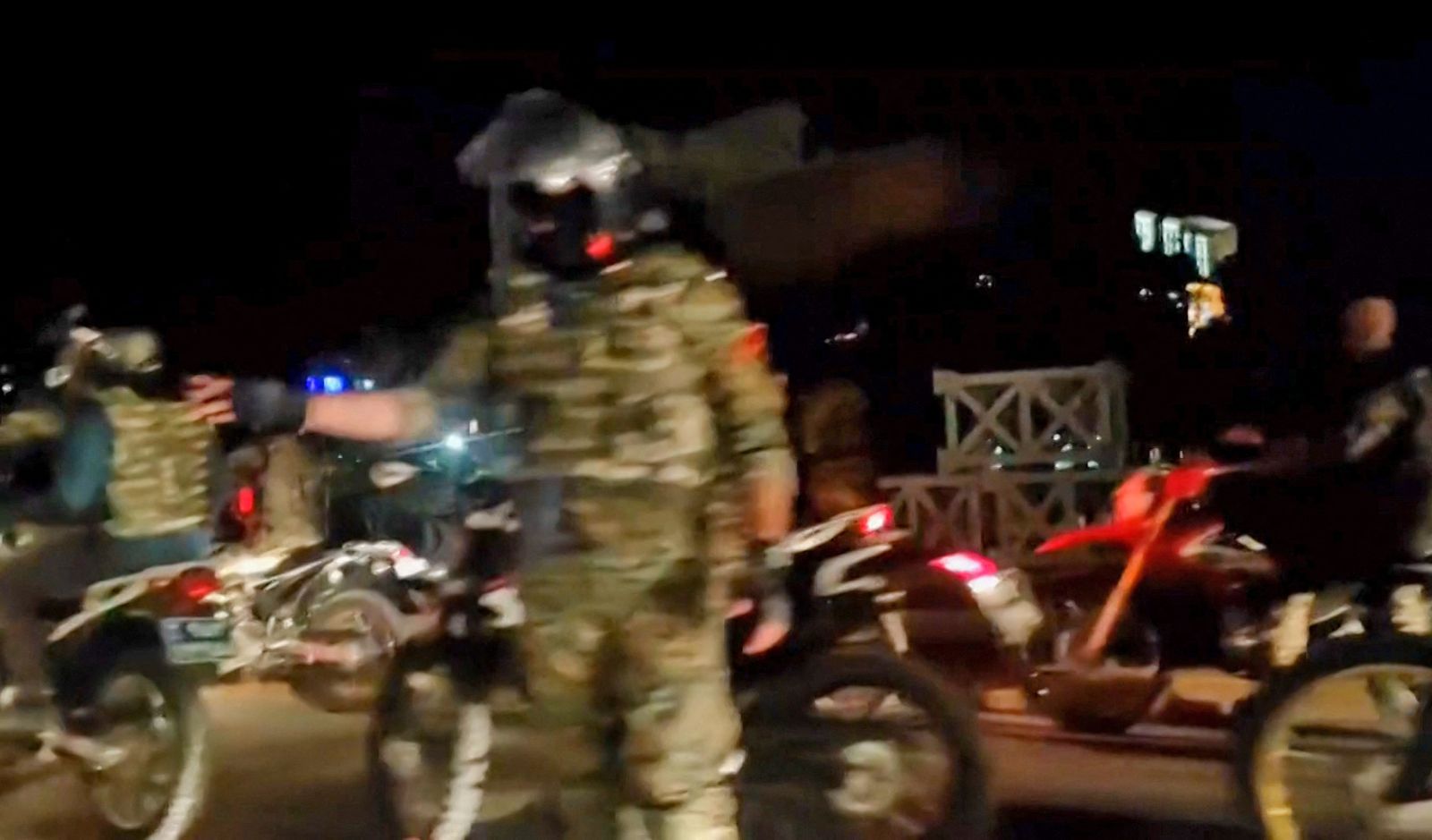لقطة من فيديو لعناصر الأمن الإيرانية في مدينة أراك الإيرانية ترقباً لاحتجاجات ليلية- 25 سبتمبر 2022 - AFP