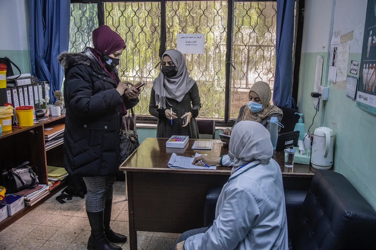 أحد المراجعين خلال مرحلة تسجيل من يتلقوا اللقاح - الشرق
