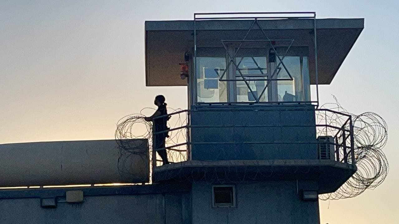 مجندة في الجيش الإسرائيلي خلال القيام بمهام الحراسة والمراقبة في سجن جلبوع شمال إسرائيل 