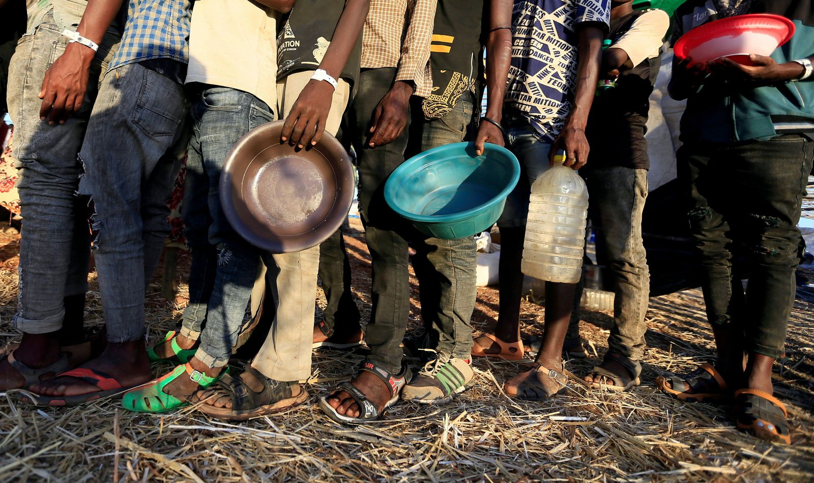 إثيوبيون فروا من منطقة تيغراي يقفون في طابور لتلقي المساعدات الغذائية داخل مخيم أم ركوبة على الحدود في السودان - REUTERS