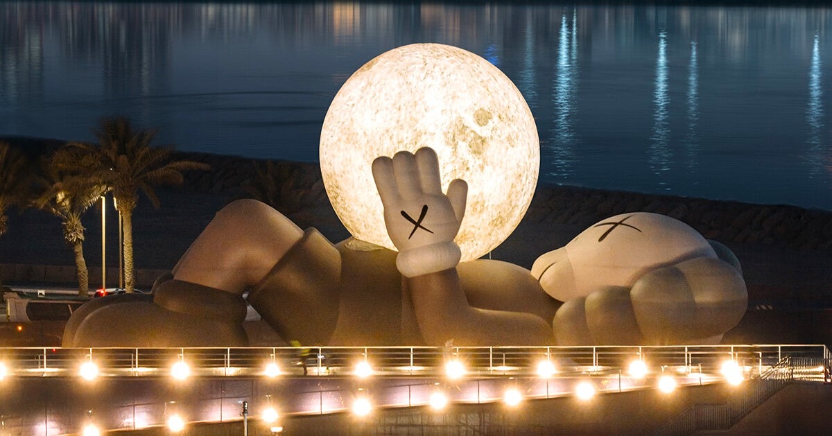 عمل فني ضخم في ميناء أبوظبي للفنان العالمي قوس