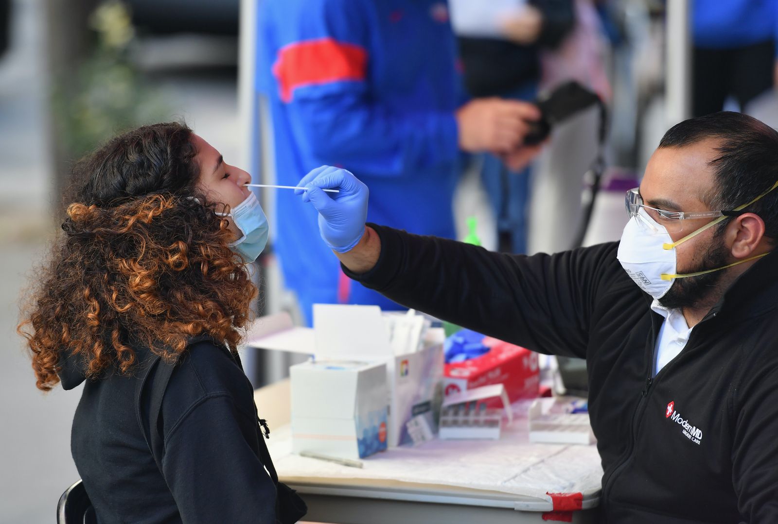 عامل طبي يجري مسحة للكشف عن الإصابة بفيروس كورونا المستجد في مدينة نيويورك الأميركية - AFP