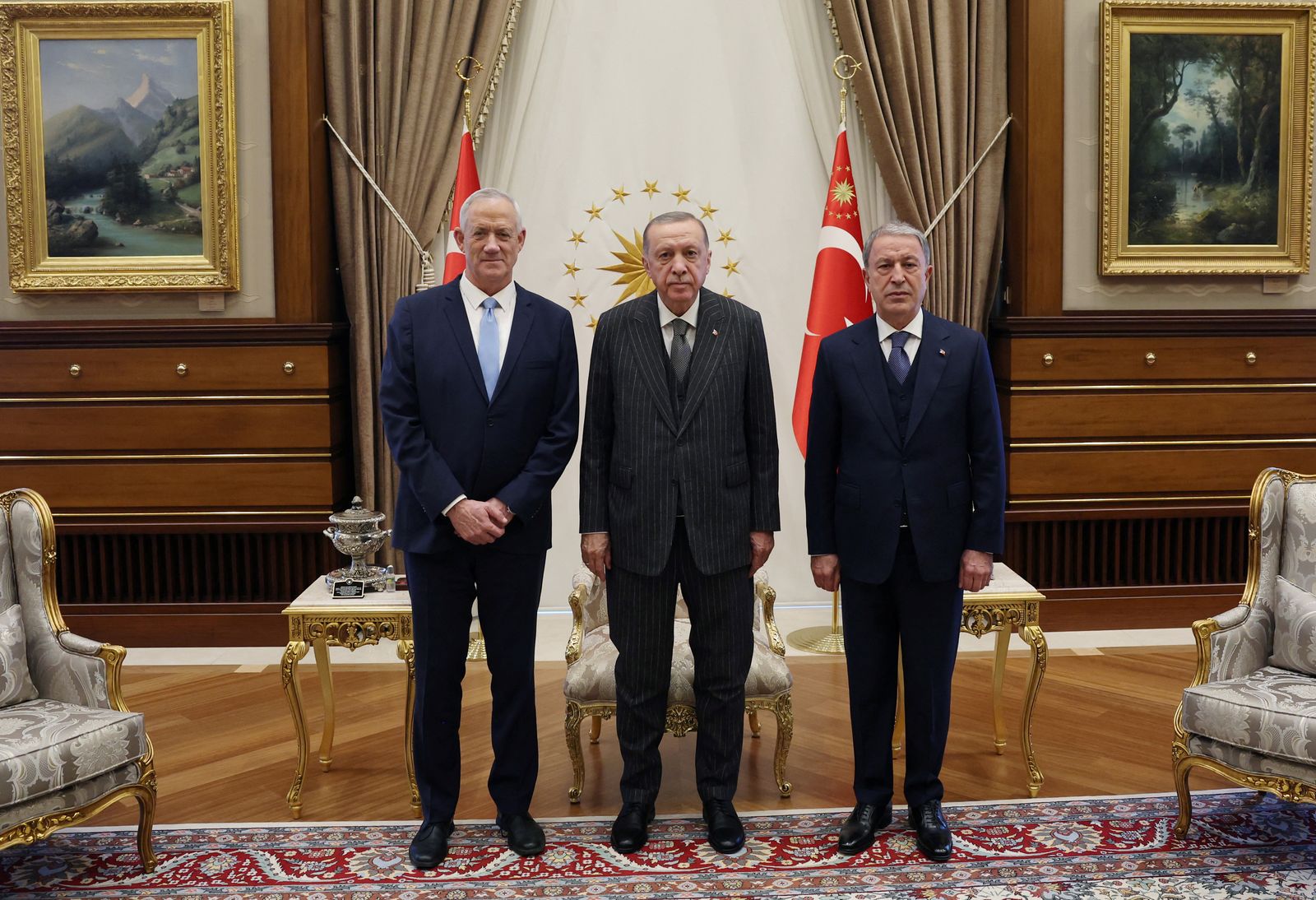 وزير الدفاع الإسرائيلي بيني جانتس يلتقي بالرئيس التركي رجب طيب أردوغان ووزير الدفاع التركي خلوصي أكار في أنقرة. 27 أكتوبر 2022 - REUTERS