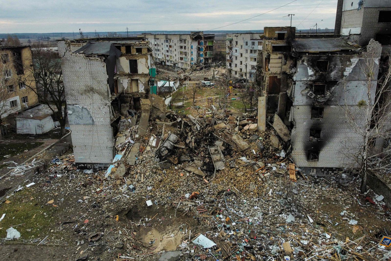 أحد المباني السكنية المدمرة بسبب القصف الروسي في مدينة بوروديانكا شمال العاصمة الأوكرانية كييف - 6 أبريل 2022 - AFP