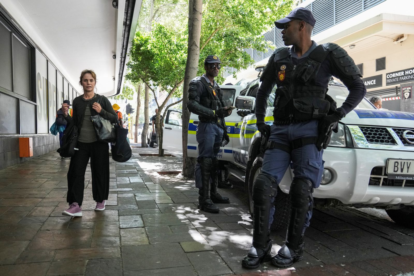 South African police in riot gear monitor pedestrians on the perimeter of the Cape Town City Hall ahead of the State Of The Nation (SONA) address by South African president Cyril Ramaphosa in Cape Town, South Africa February 6, 2025. REUTERS/Nic Bothma