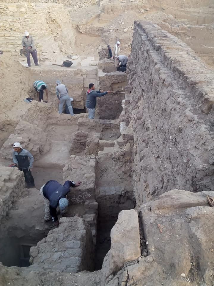 جانب من أعمال التنقيب في موقع المدينة المفقودة - facebook/ Dr. Zahi Hawass