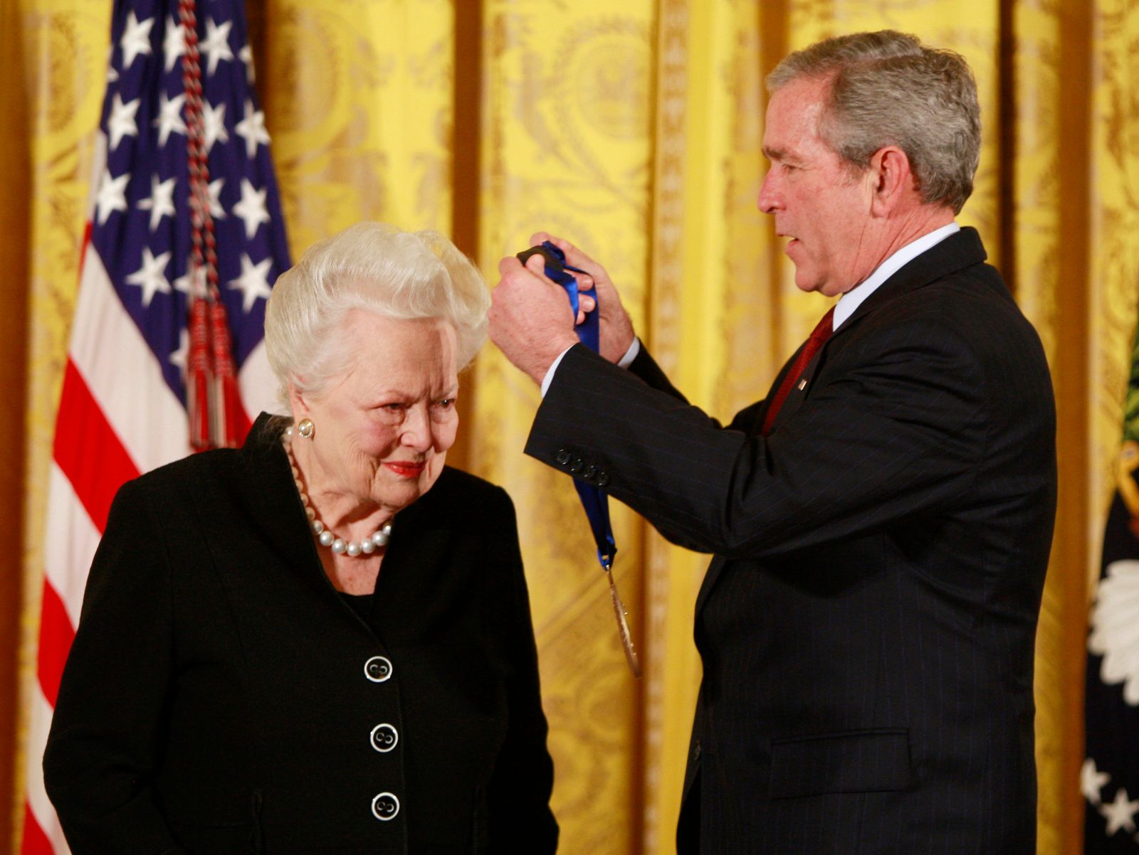 الرئيس الأمريكي بوش يمنح الممثلة أوليفيا دي هافيلاند ميدالية الفنون الوطنية في واشنطن - Reuters