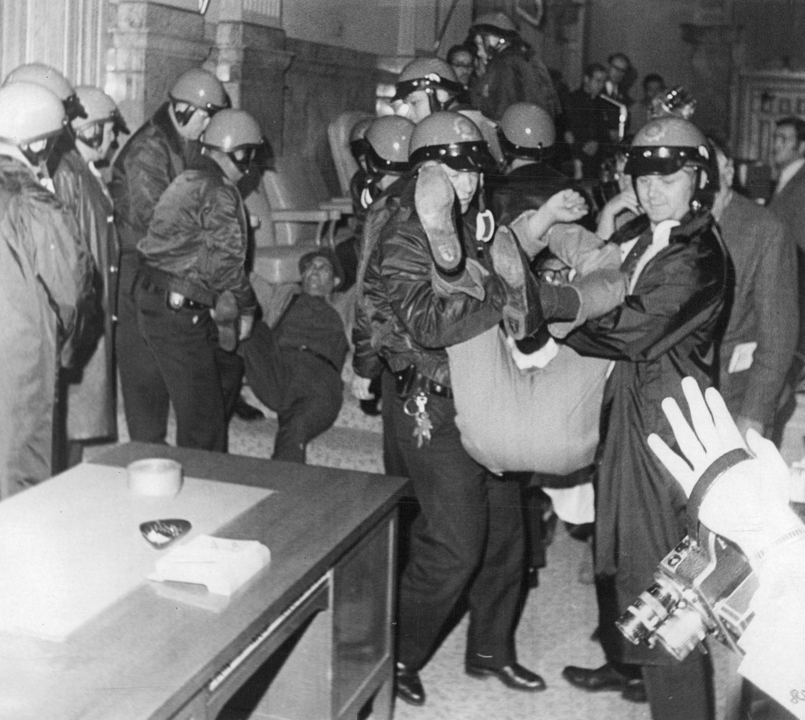 الشرطة الأميركية تخرج أحد المتظاهرين الغاضبين لدى اقتحامه مبنى الكابيتول في 6 مايو 1969 - Getty Images