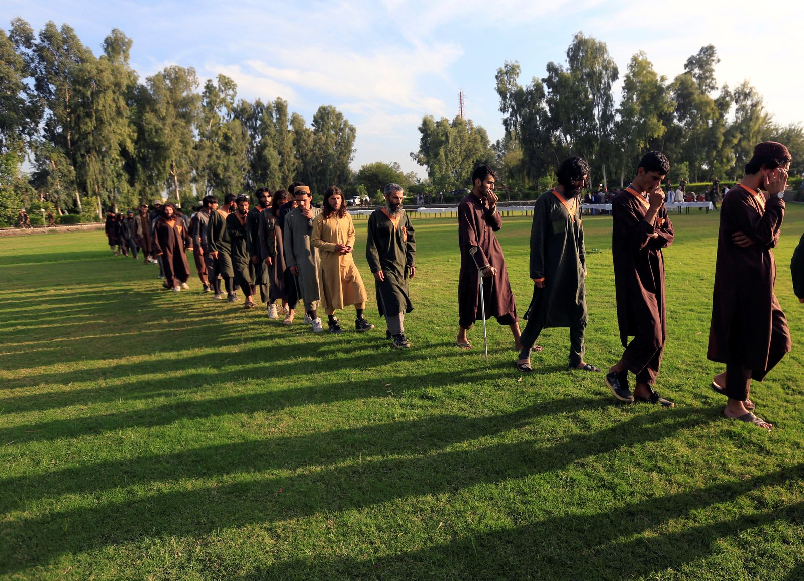عدد من أفراد تنظيم داعش في أفغانستان بعد استسلمهم للحكومة السابقة عام 201 - REUTERS