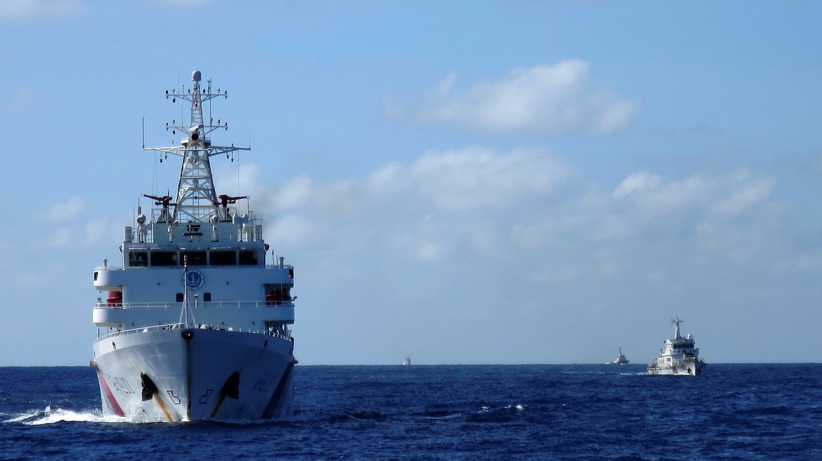 سفينة لخفر السواحل الصيني تطارد سفناً لخفر السواحل الفيتنامي في بحر الصين الجنوبي - 15 يوليو 2014 - REUTERS