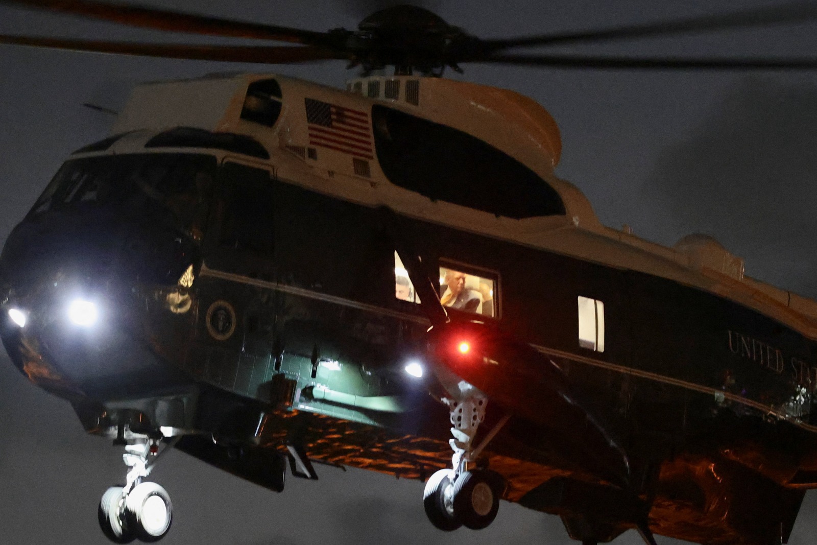 الرئيس الأميركي دونالد ترمب يستقل طائرة مروحية في جولة ليلية فوق طوكيو. 27 أكتوبر 2025