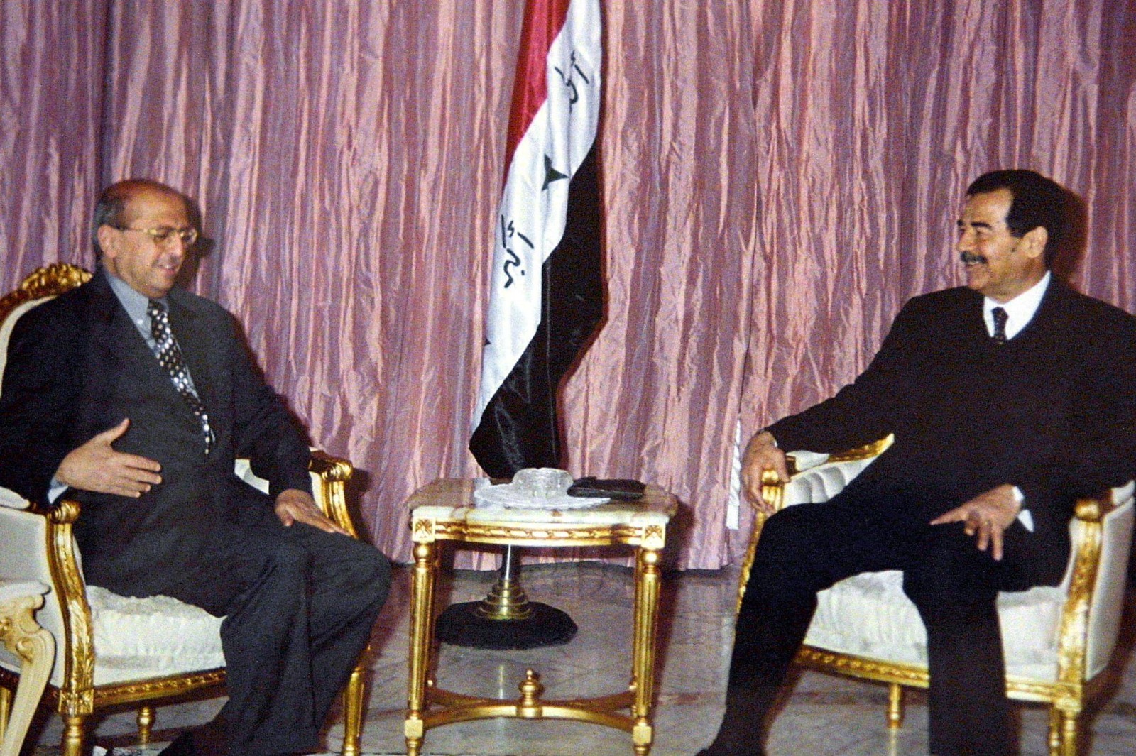 صدام مستقبلاً القربي في بغداد عام 2001
