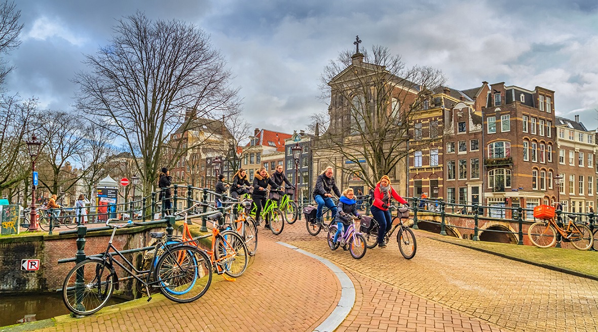 هولنديون على دراجاتهم في الشوارع -cathaypacific.com